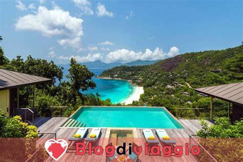 Vista di un resort di lusso alle Seychelles con spiaggia bianca e mare turchese