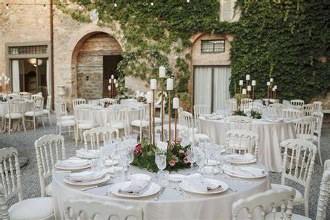 Esempio di allestimento floreale elegante per un matrimonio in Puglia