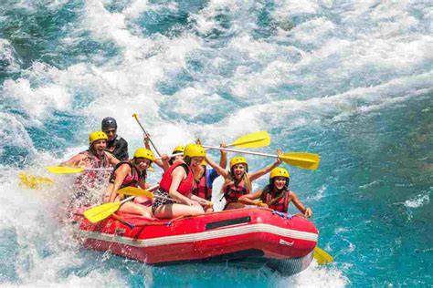Amiche che fanno rafting