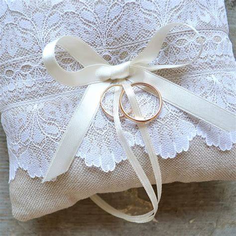 Cuscino porta fedi bianco con dettagli floreali