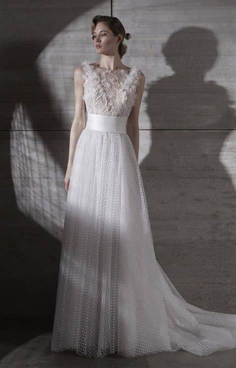 Tessuti leggeri e fluenti come tulle e chiffon per abiti da sposa elfici