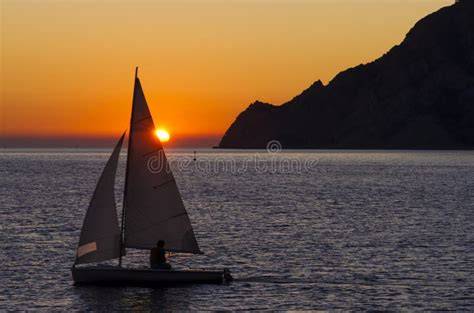 Barca a vela al tramonto sul mare del Gargano
