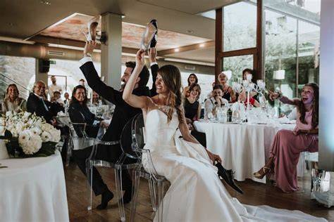 coppia che gioca al gioco delle scarpe al matrimonio