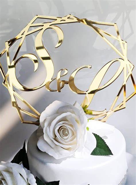 Diverse tipologie di cake topper per matrimoni