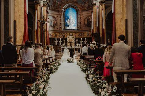 Chiesa cattolica con sposi e testimoni