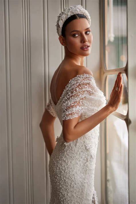 Dettaglio di un abito da sposa con perline e paillettes