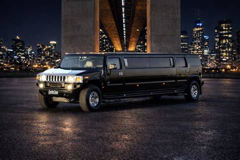Limousine Hummer scintillante di notte