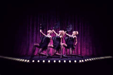 Donne che partecipano a un corso di burlesque