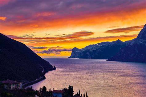 Tramonto mozzafiato su un'isola italiana con mare blu