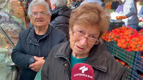 Un mercato affollato con prezzi elevati del pane