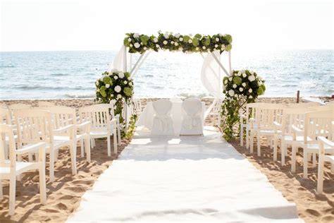 Spiaggia al tramonto con allestimento matrimonio