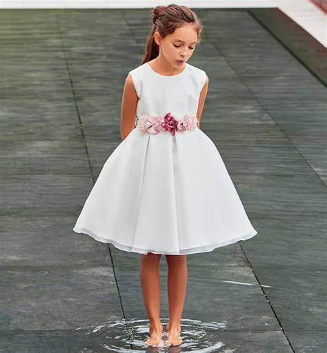 Bambina con un elegante abito da cerimonia