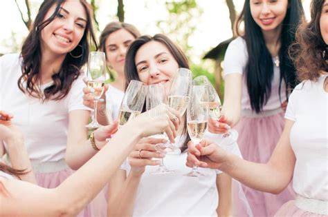 Ragazze che festeggiano un addio al celibato