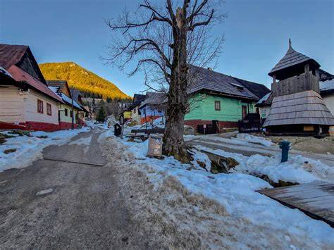Paesaggio slovacco con villaggio tradizionale