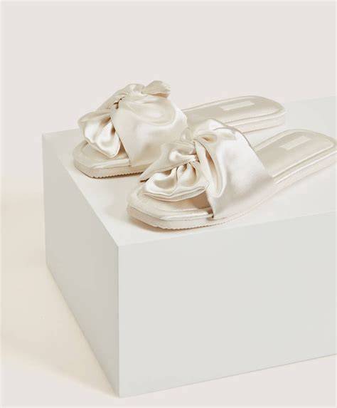 Ciabatte eleganti da sposa con fiocchi