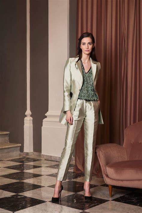 Esempio di tailleur pantalone elegante per un matrimonio