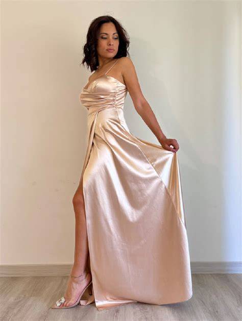 Modella con abito da cerimonia lungo in raso