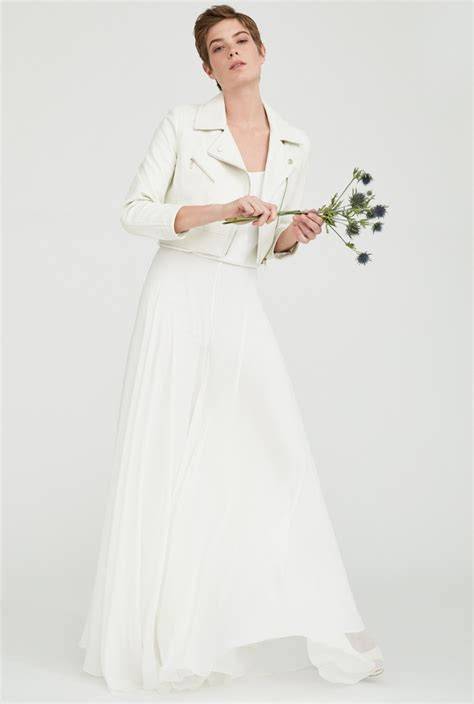 Dettaglio di un abito da sposa Max Mara con ricami floreali