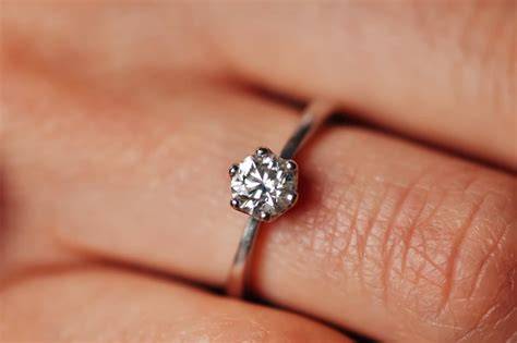 Collana con anello di fidanzamento