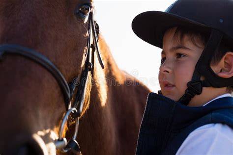 Bambino che accarezza un cavallo docile