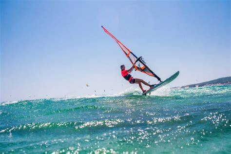 Persone che fanno windsurf in Versilia