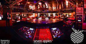 Vista notturna della discoteca Seven Apples