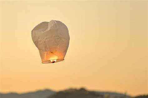 Lanterne volanti al tramonto