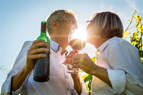 Coppia che brinda con vino in un vigneto