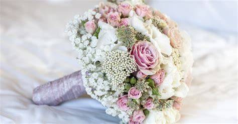 Bouquet da sposa con diverse tipologie di fiori
