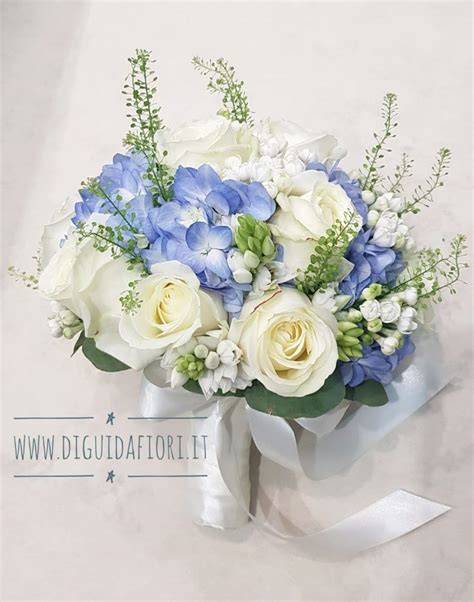 Esempi di bouquet da sposa blu con diverse composizioni floreali