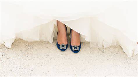 Galleria di dettagli blu per il matrimonio: scarpe, giarrettiera, gioielli