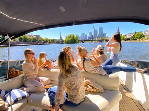 Gruppo di amiche che festeggiano un addio al nubilato su uno yacht al tramonto