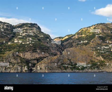 Vista panoramica della Costiera Amalfitana dal mare con barche