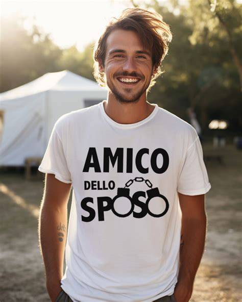 Gruppo di amici festeggia un addio al celibato