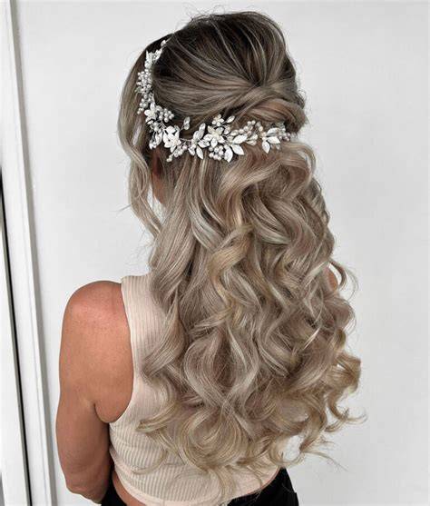 Semiraccolto sposa con diadema e onde morbide