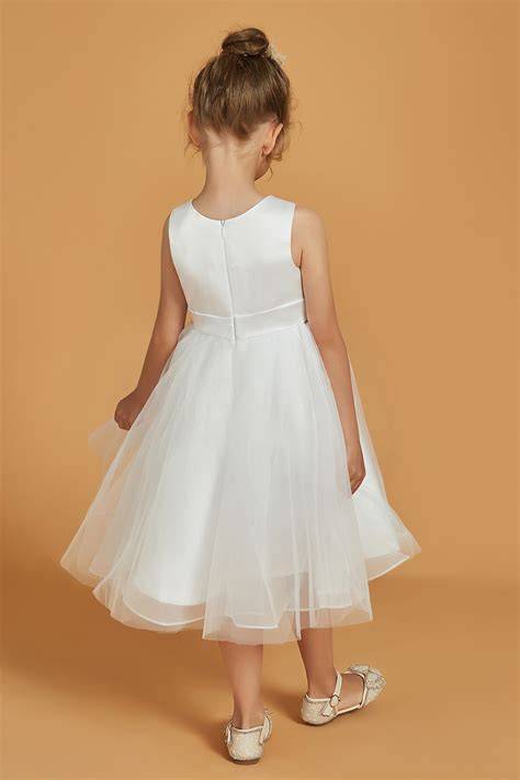 Bambina in un vestito da damigella floreale