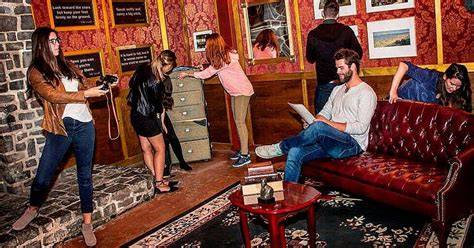 Persone che cercano indizi in una stanza di escape room