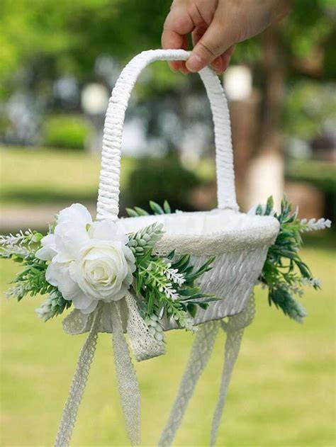 Paggetto con cuscino per le fedi e damigella con cestino di petali