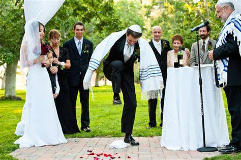 Rottura del bicchiere di vino durante un matrimonio ebraico