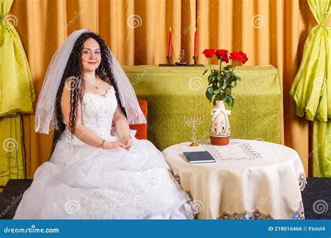 Sposa ebrea con abito bianco tradizionale