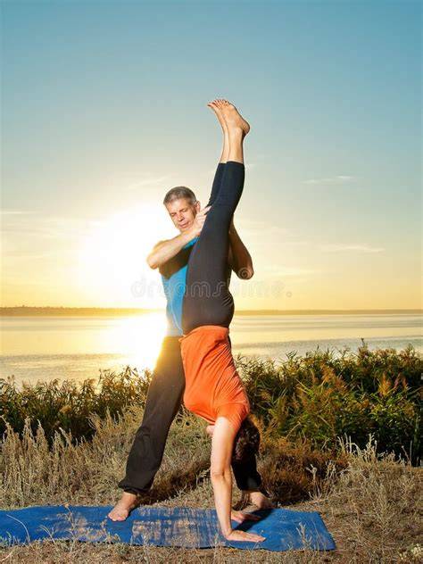 coppia che fa yoga all'aperto
