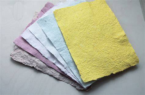 Immagine di fogli di carta fatta a mano di Amalfi con texture visibile