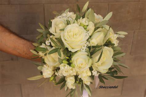 Bouquet da sposa con ulivo e rose
