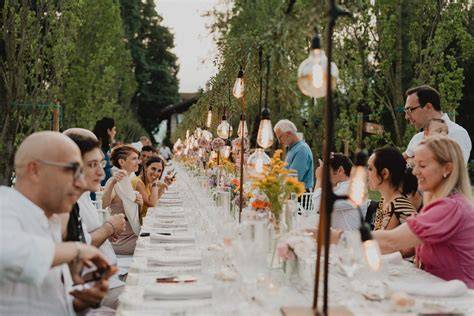 Matrimonio all'aperto con invitati felici
