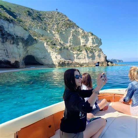 Escursione in barca a Tropea con vista sulle scogliere