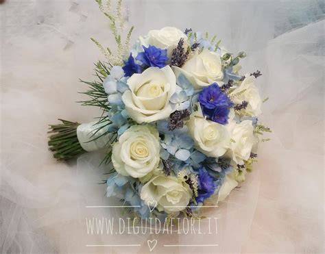 Bouquet da sposa con fiori blu e bianchi
