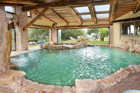Interno della spa Aquavitae con piscina coperta