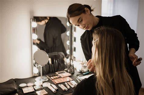 Make-up artist che lavora su una sposa