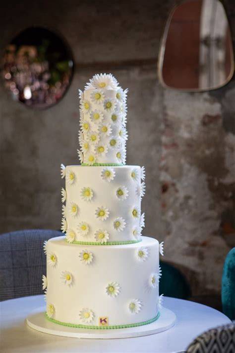 Torta nuziale decorata con margherite