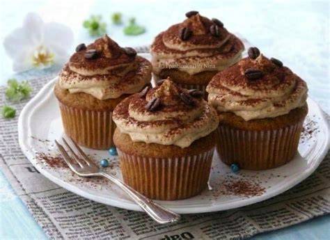 Tavola con cupcake al caffè e bevande